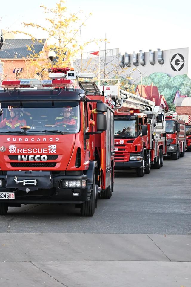 【我们的环球嘉年华】当花车巡游遇上逆行英雄！北京环球度假区上演最“燃”消防宣传