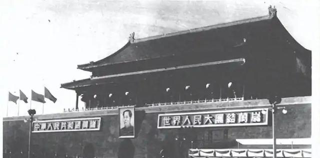 天安门城楼上，为何不悬挂毛主席的照片，反倒要挂毛主席的画像?