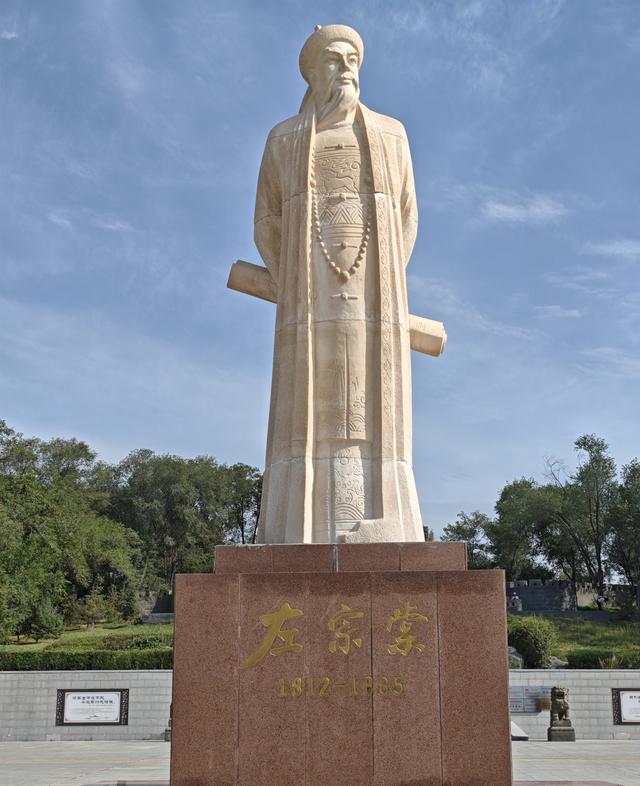 乌市水塔山公园路线，从高家庄往南进去，参观左宗棠雕像和炮台