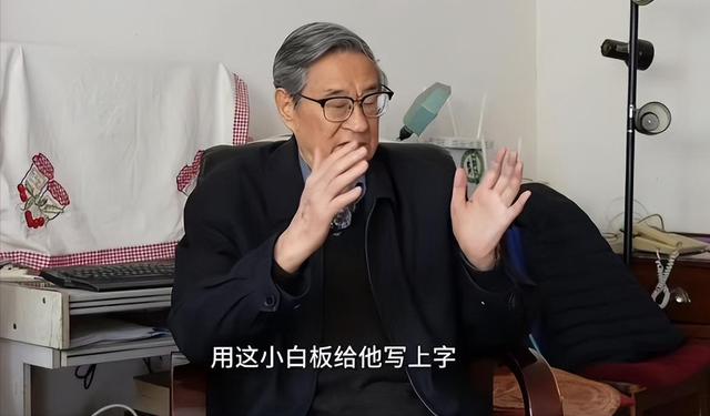 杨振宁葬礼：高规格，盖国旗，疑孙子捧遗像！翁帆首露面神情哀伤