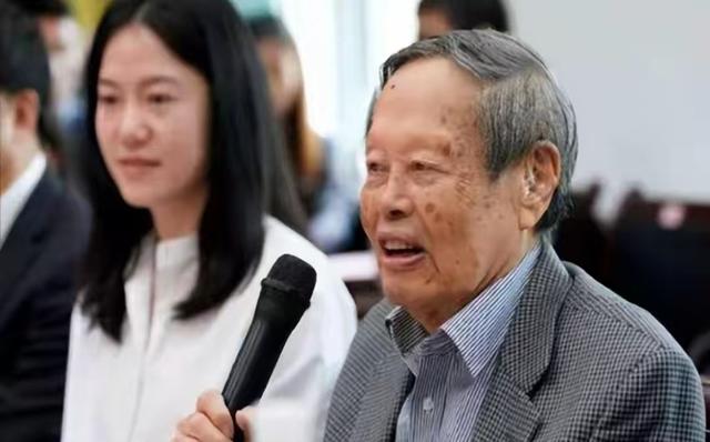 杨振宁妻子翁帆曾自白：为了丈夫的身体，我16年来都是早睡早起