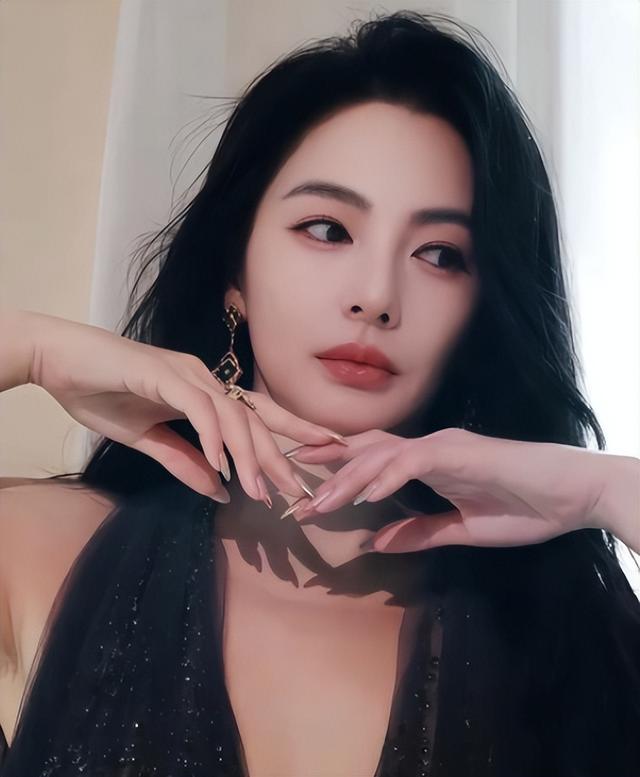 37岁倪妮晒照过圣诞，一细节暴露真实现状，难怪当初看不上冯绍峰