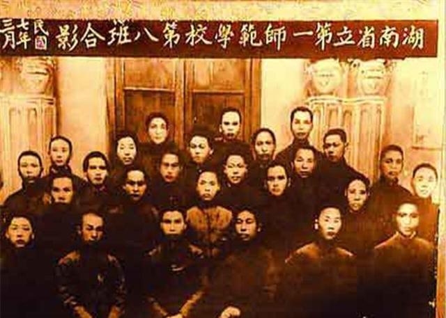 毛主席游腻长江后，突发奇想要去游三峡，罗瑞卿：绝不能游