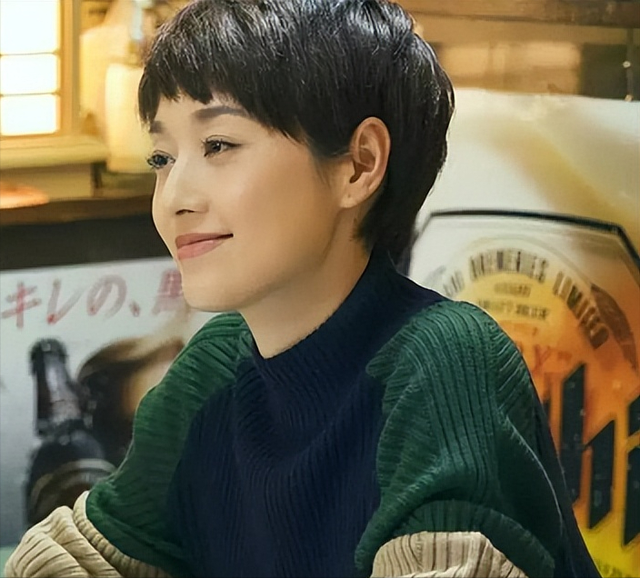 比整容还离谱！39岁江疏影现身活动，脸僵似硅胶，造型丑到认不出