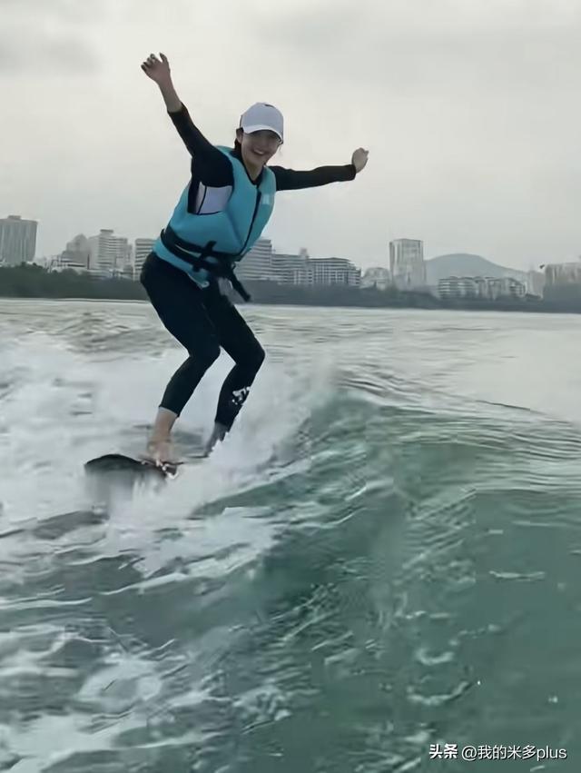 马龙老婆出海度假，35岁夏露扎麻花辫，站冲浪板上比心，好甜