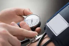 70岁老人血压多少为正常?非得低于140/90mmHg?医生告诉你答案图片