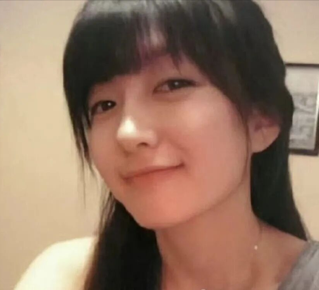 比整容还离谱！39岁江疏影现身活动，脸僵似硅胶，造型丑到认不出