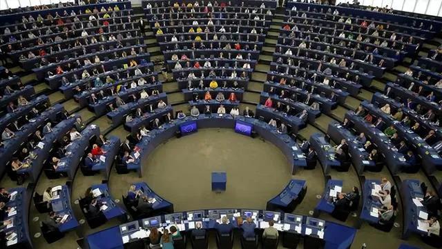 美国靠关税收割全球！结果没得意两天！傻眼了！