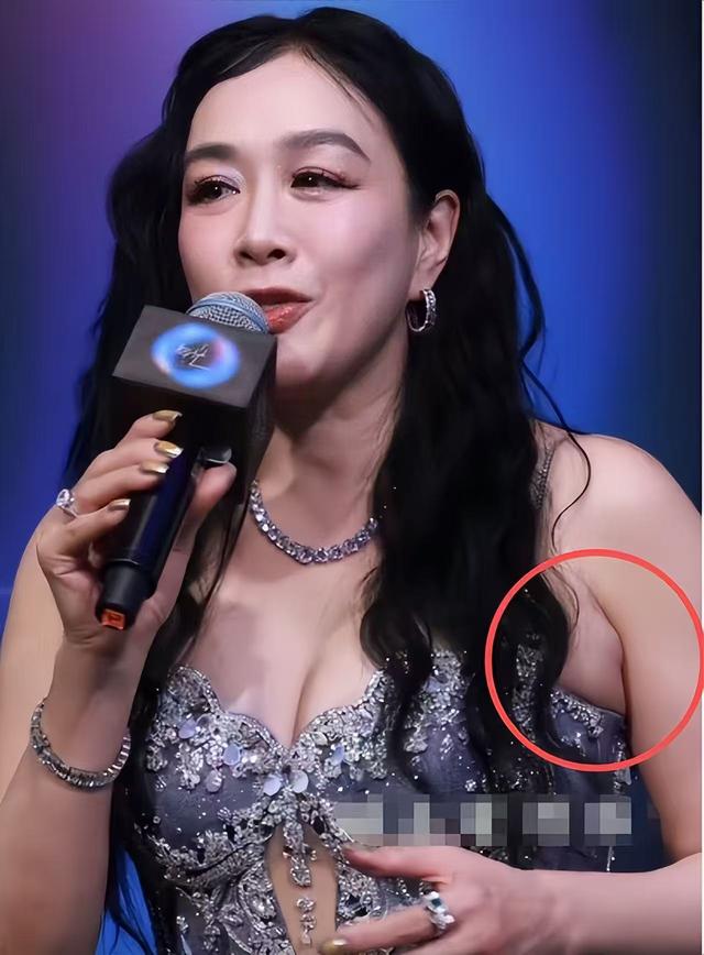 北京红毯太真实	，杨颖险些走光，钟丽缇挤出副乳，张雪迎脸僵肿