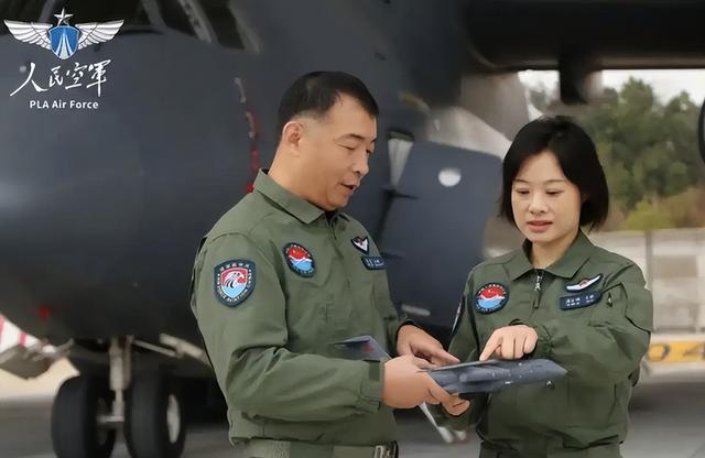 阅兵女机长身份曝光！私生活被扒牺牲太大，老公不简单，央视点名