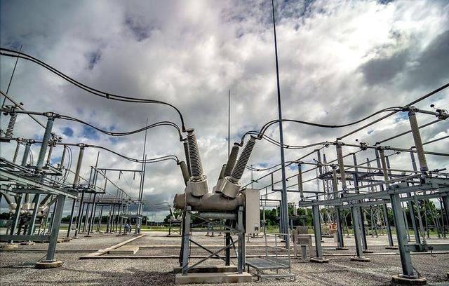 马斯克预言成真！全球争抢的不是芯片 而是中国20万一台的变压器