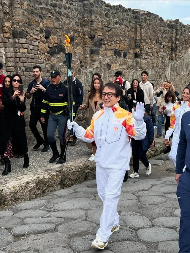 官媒对成龙的称呼变了，三字之差释放强烈信号，王晶的话有人信了