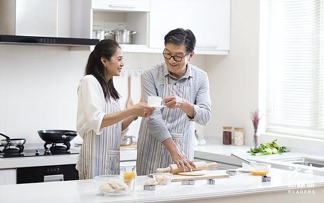 发现一个真相：一个家庭里，如果妈妈自己赚钱，自己做饭，什么事情都自己处理，这个家离散就不远了