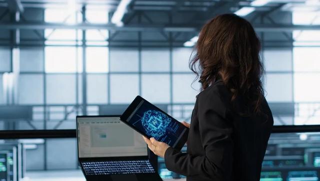 奥特曼逼梁文锋出大招