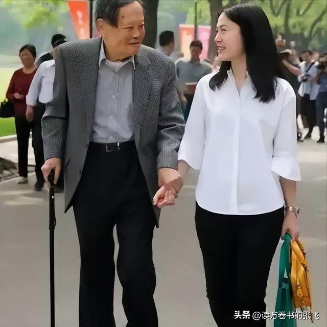 杨振宁走后1个月, 翁帆搬离别墅, 带走34箱东西, 那是她全部的财产