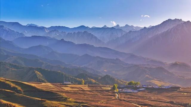 甘肃民乐：祁连山层峦叠嶂尽染秋色