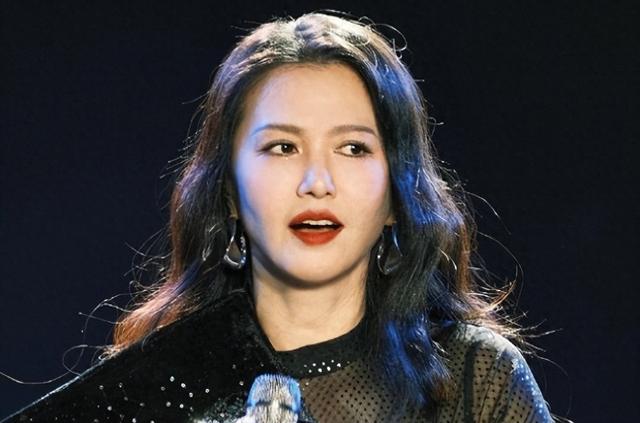 这次被央视“点名”的谭维维，暴露真实处境，原来刘欢当初没说谎
