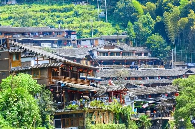 放弃门票，营收反而暴涨，同样都是古镇，命运为何天差地别？