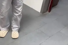 公园女厕尴尬一幕曝光！大爷擅闯女厕引发网友热议图片