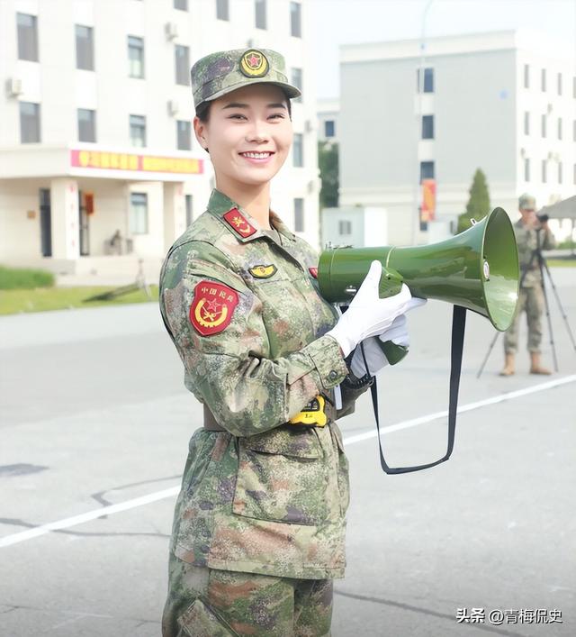 女民兵李思颖阅兵回家后仅半天，又有一个新身份：河北工大研究生
