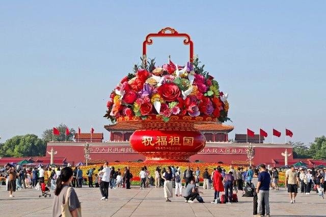 “祝福祖国”花篮亮相天安门广场吸引游客争相打卡