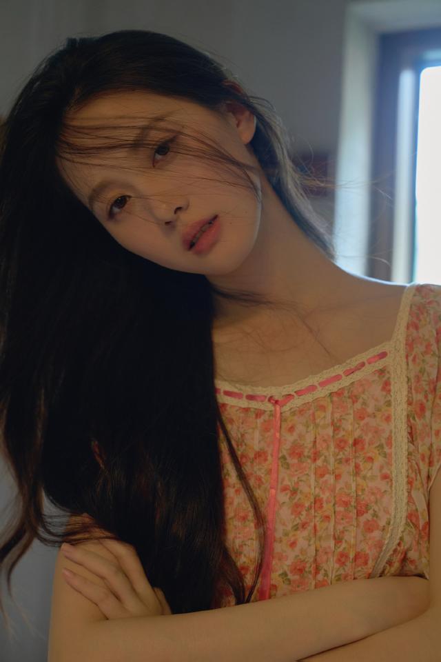 主持人李瑜居家私房写真，纯欲迷人