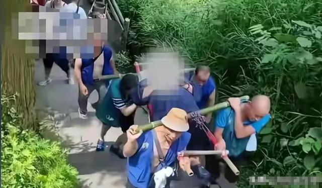 263斤男子坐滑竿上山,花2万请9名轿夫轮流抬,原因流出 网友炸锅