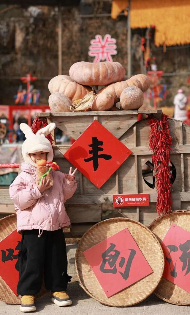 绝了！2h直抵彩林胜境！徒步遛娃冲绝版奖牌，集五福刮999足金！闹非遗羌年、吃刨汤羌宴！