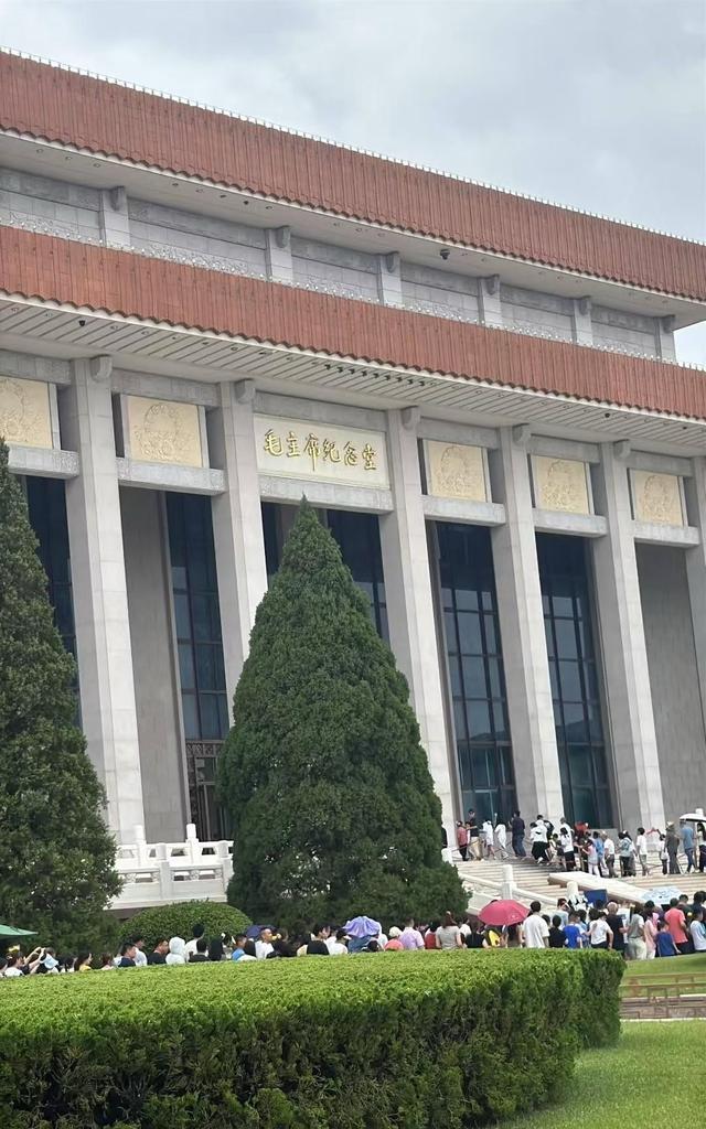 今天上午，天安门毛主席纪念堂前发生的真实场景画面，大家看看吧