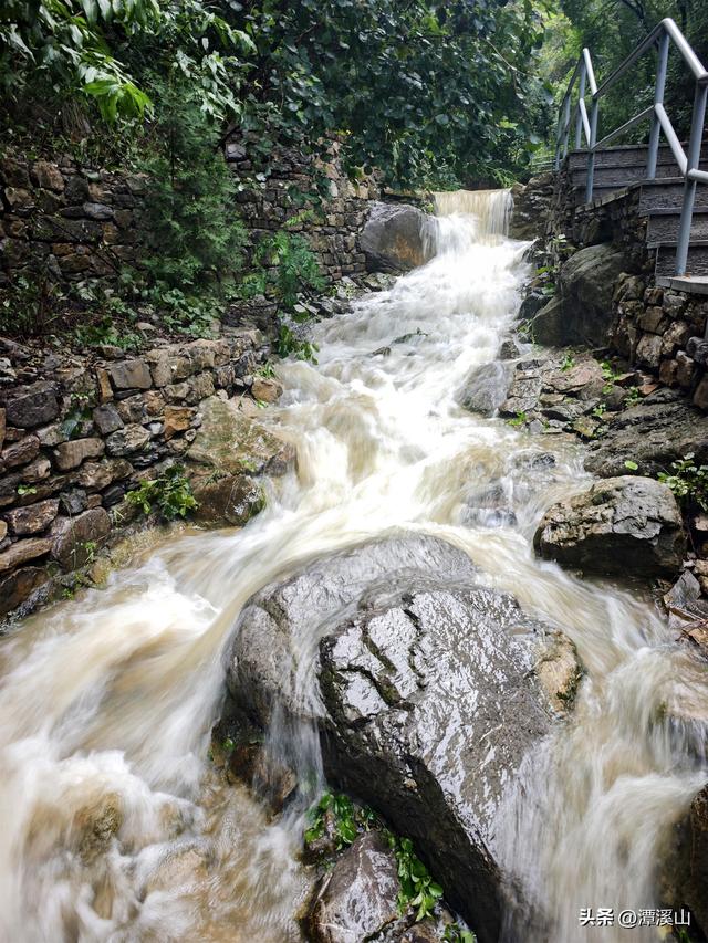 淄博潭溪山雨后现飞瀑奇观