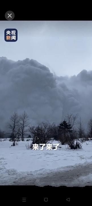 梅里雪山雪崩惊魂！游客第一视角记录白浪滔天，逃生指南必看