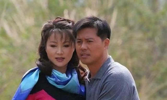 19岁嫁给富豪，20岁离婚携子净身出户，单亲40年如今儿子为她争光