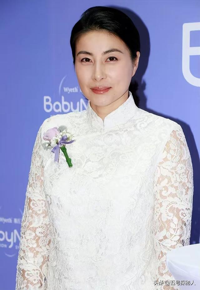 霍震霆没想到，44岁儿媳郭晶晶再次官宣喜讯，让整个阔太圈沉默了