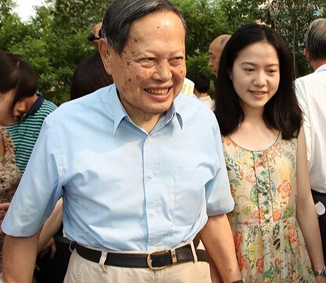 杨振宁猝然离世，临终状态曝光，翁帆25字表心情，难怪相爱20年
