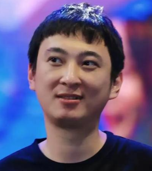 一年蒸发八百多亿！71岁的王健林财富缩水严重，王思聪仍在外玩耍