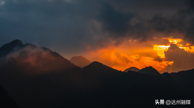 错过等一年！巴山大峡谷秋色刚开场，彩林已美成仙境！