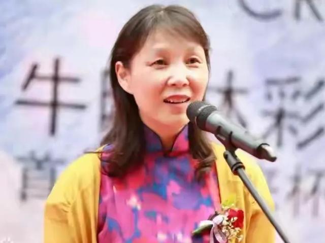 杜建英年轻时有多美？1988年与浙大校友合影，21岁的她太漂亮了