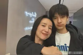 44岁董洁与儿子合影！15岁顶顶搂着妈妈画面好温馨图片