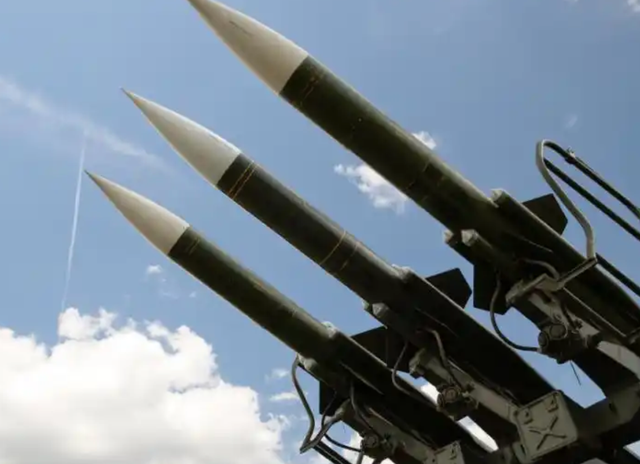 沉寂1天，高市早苗终于签字	，日本砸9万亿反华，解放军动作更大