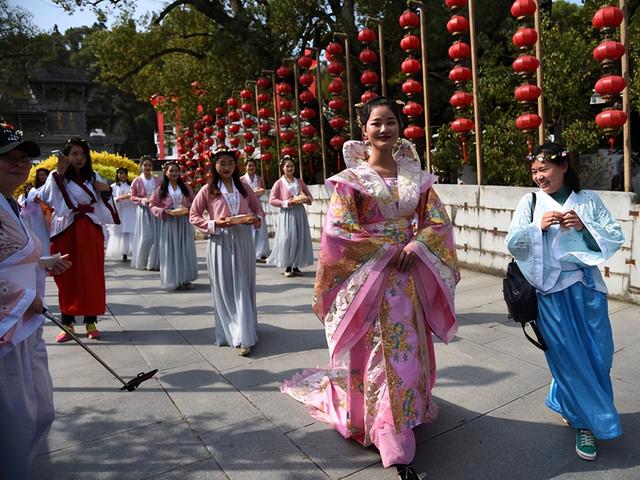 从天空之镜到仿古小镇：景区复制粘贴术失灵，这些景点你想去吗？