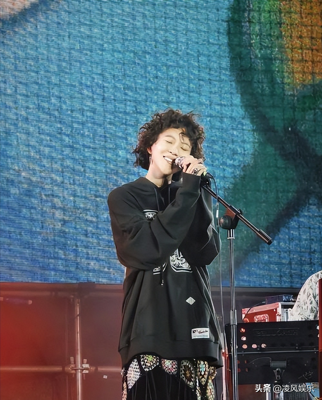56岁的王菲怎么也想不到，28岁的大女儿如今也已经开始为她争光了