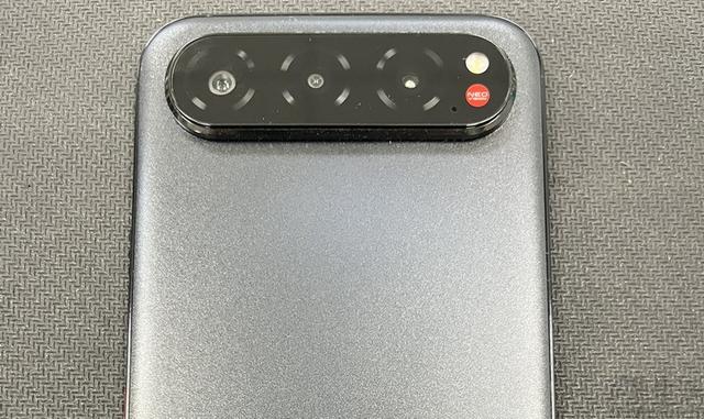 致敬iPhone 17 Air的入门机，似乎有些惨不忍睹
