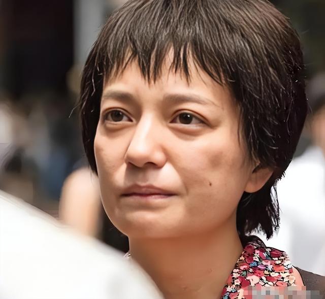 落毛的凤凰不如鸡？前途尽毁、家也散了	，但好在赵薇还有一个靠山