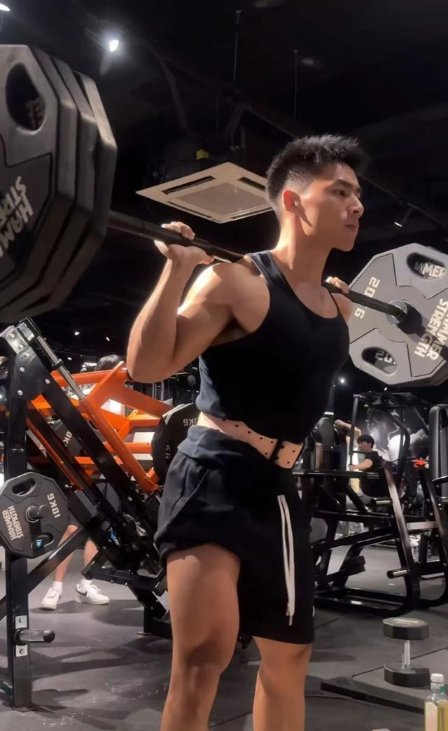 “谢霆锋”戒糖断碳60天后，变成黑皮肌肉男了？！