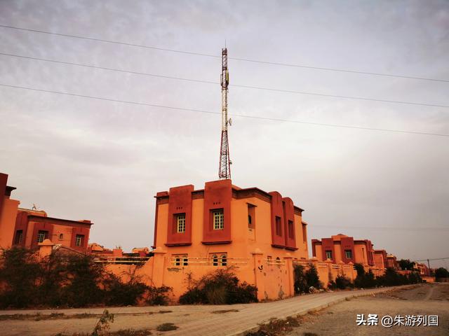 蓝白巷弄与敞门面包车，摩洛哥的荒诞与真实