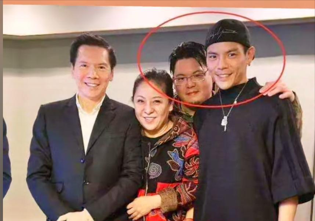 向府治丧！香港各路大佬现身，向佐向太出席，千人相送警戒森严