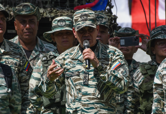 特朗普悬赏五千万活捉马杜罗！美借禁毒搞军演，委俄联手亮导弹