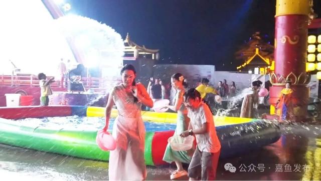 燃情夏夜，嘉鱼激发暑期游新活力