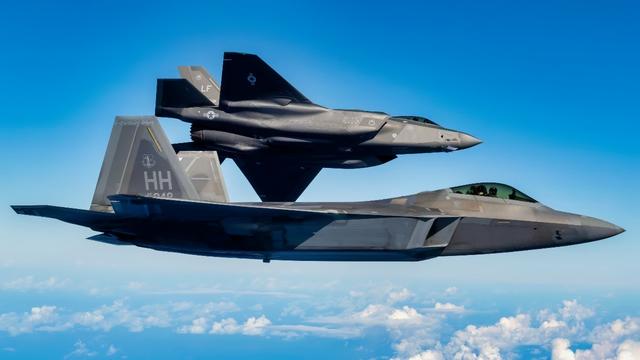 F-22猛禽与中国新型歼-35战斗机：舰载与制空的不同战略路径