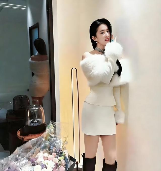 刘亦菲在家玩自拍，不料被镜子“出卖”了	，网友直呼：好女人啊！